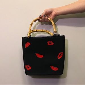 💋💋 Hard shell embroidered lip bag💋💋